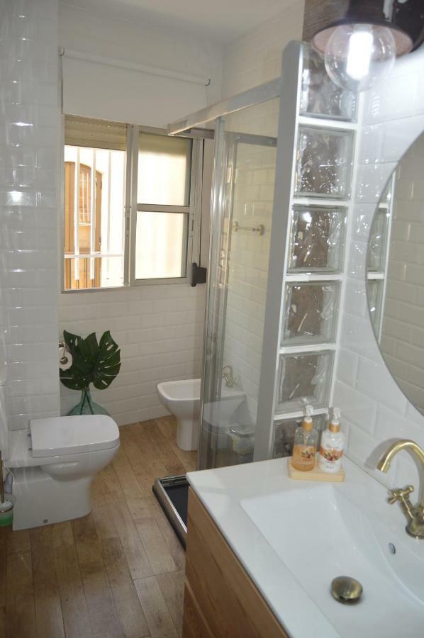 Romantic With Free Parking Apartment