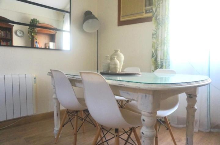 Romantic With Free Parking Apartment